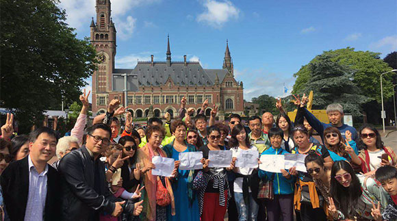 Chinese protesters outside the Hague, following PCA&rsquo;s decision on Philippines vs. China